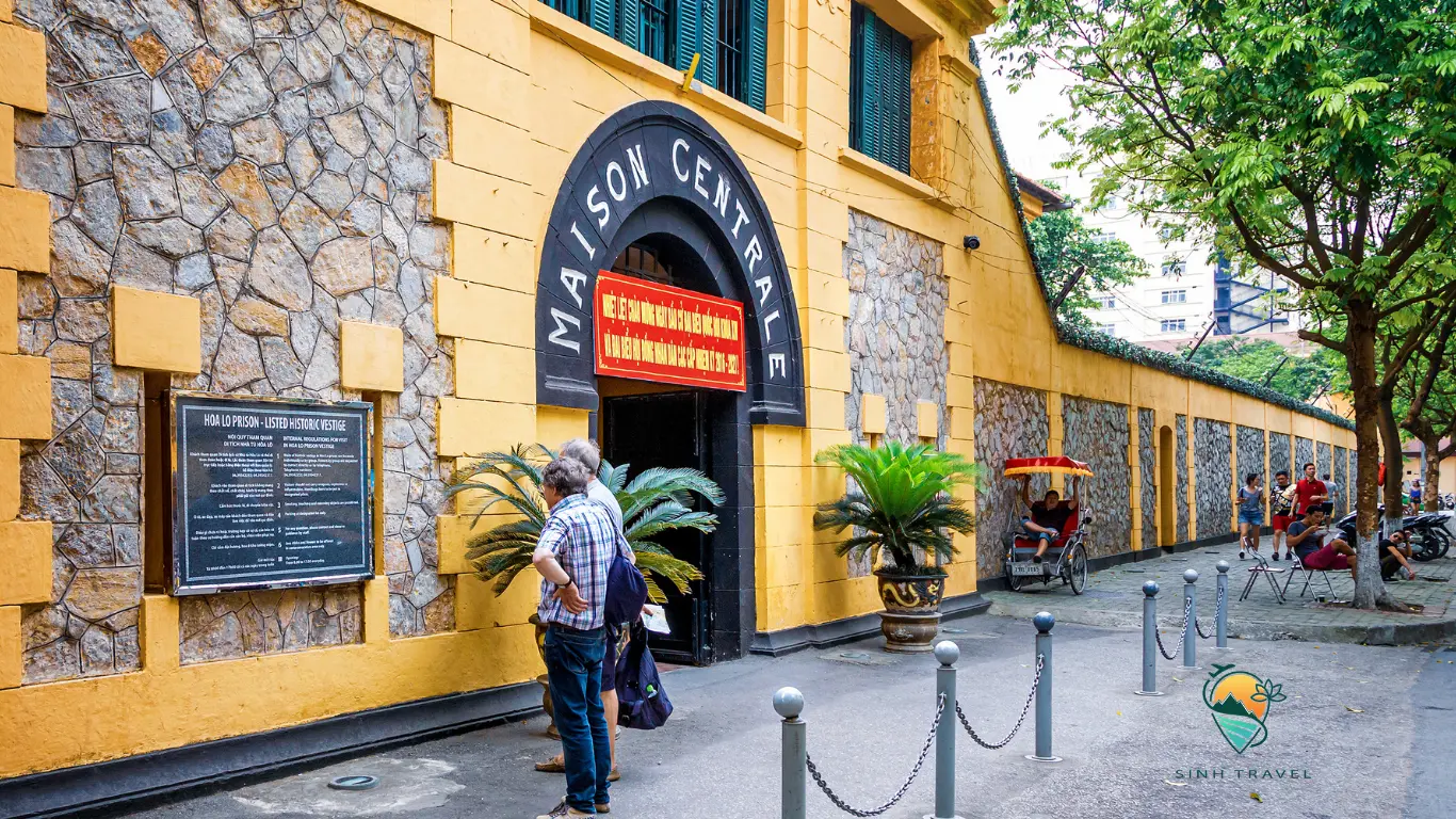 Nh&agrave; t&ugrave; Hỏa L&ograve;