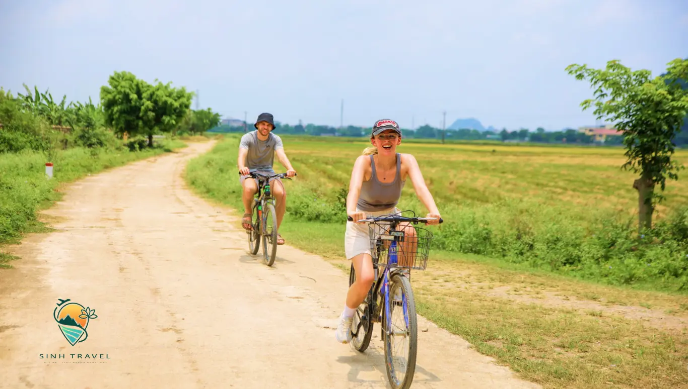 Đạp xe ngắm cảnh l&agrave;ng qu&ecirc; Ninh B&igrave;nh