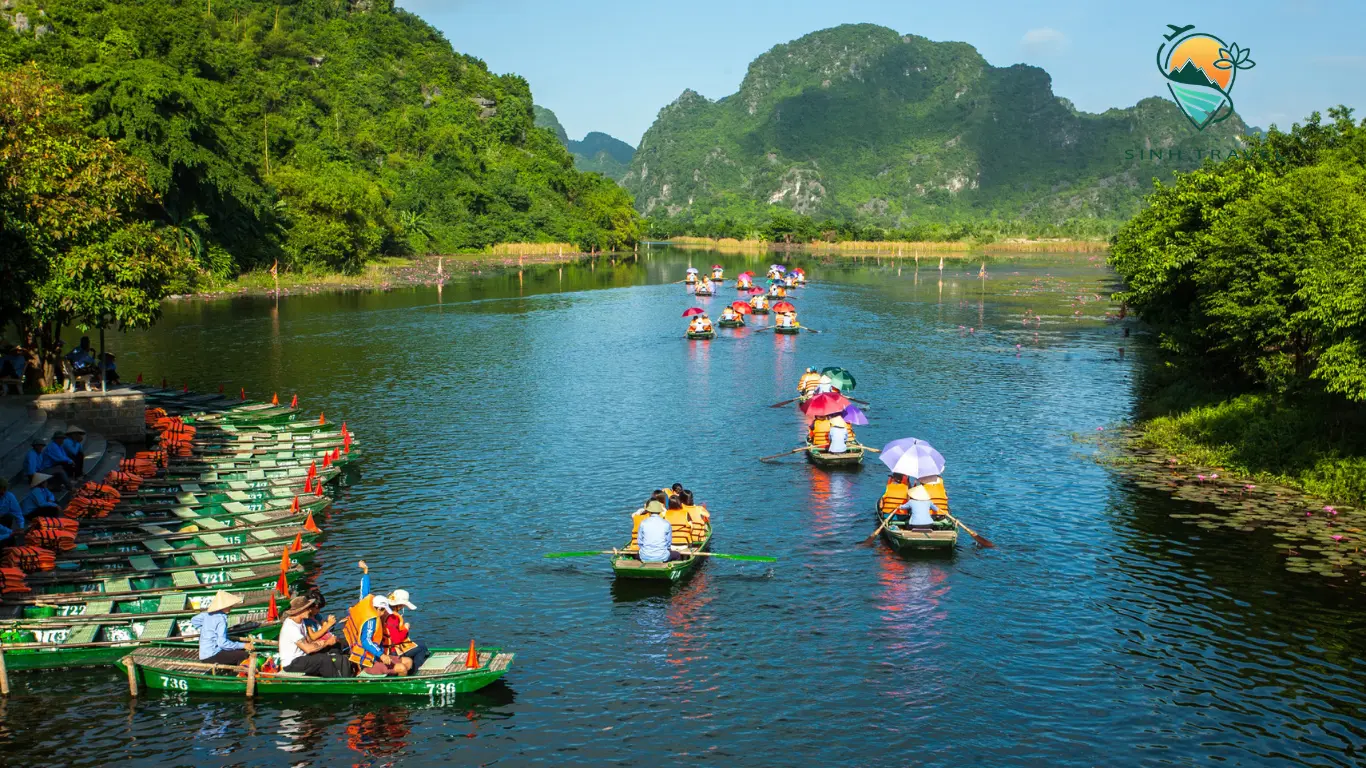 Ngồi thuyền đi qua hệ thống hang động