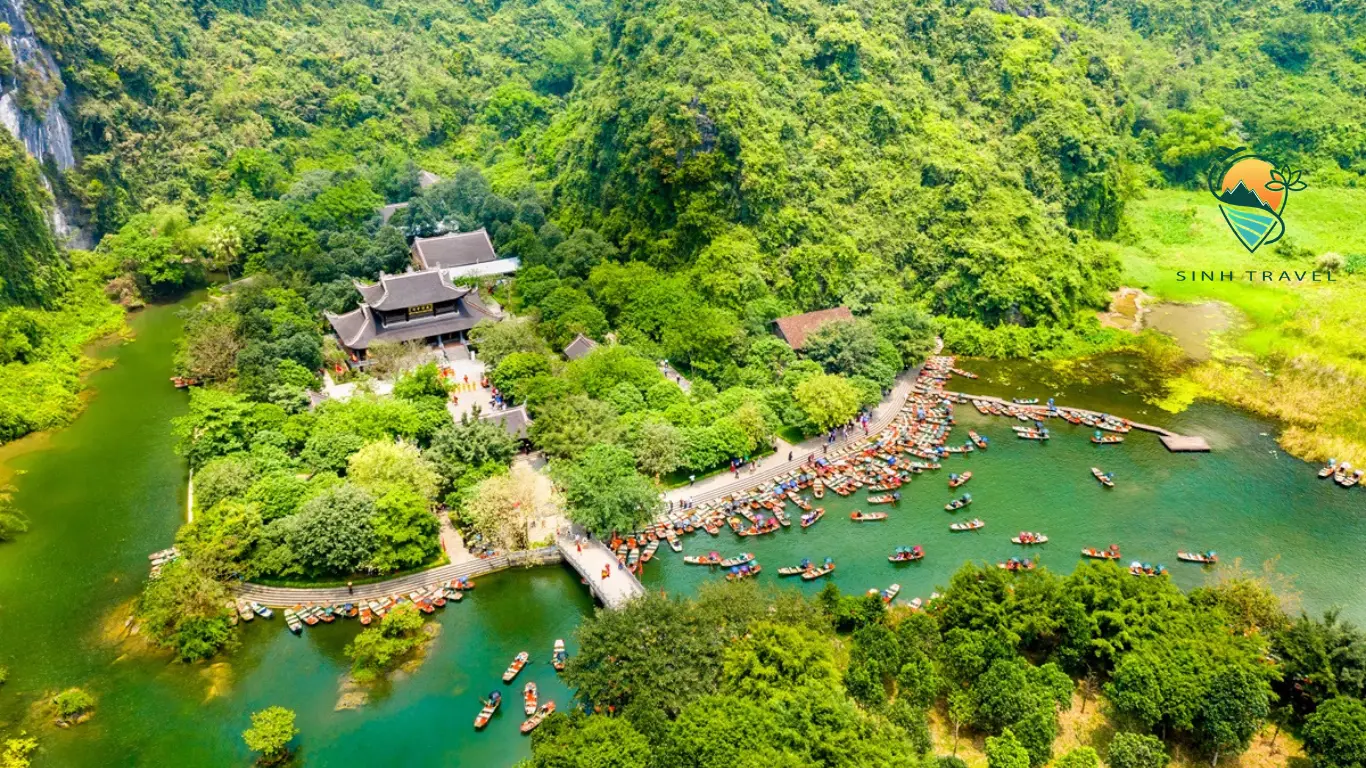 Ngồi thuyền xuy&ecirc;n hang đ&aacute; ở Tr&agrave;ng An